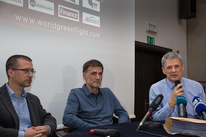 Predstavitev meritev zadnje misije Matevža Lenarčiča. Na fotografiji so z leve proti desni: dr. Griša Močnik, Matevž Lenarčič, prof. dr. Jadran Lenarčič. FOTO: Marjan Verč/