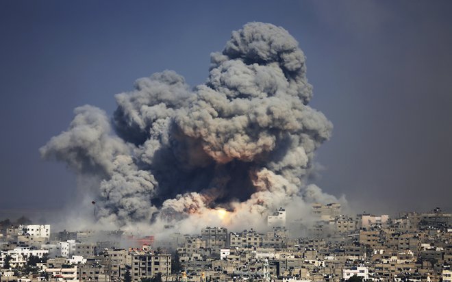 Palestinci v Gazi še naprej trpijo zaradi izraelskega terorja. FOTO: Hatem Moussa/Ap