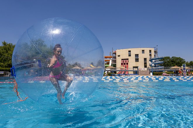 Terme Ptuj: Termalni park poleti ponuja številne vodne aktivnosti. 