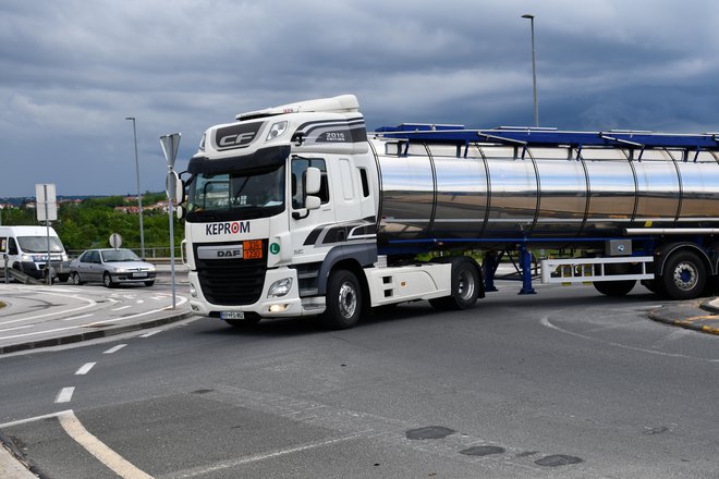 Tovornjaki povsem razrili cesto v Luko Koper, ker ni bila projektirana za toliko težkih vozil. FOTO: Arhiv Mo Koper/