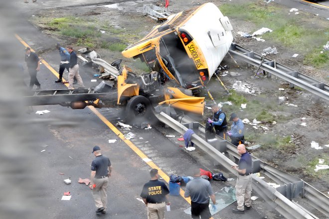 V ameriški zvezni državi New Jersey sta trčila šolski avtobus, poln petošolcev, in tovornjak z nagibnim kesonom oziroma prekucnik. Grozljiva nesreča se je zgodila med šolskim izletom osnovnošolcev. V trčenju sta umrla najmanj dva človeka, še 45 jih je poškodovanih. Med smrtnimi žrtvami je bil tudi otrok. FOTO: Mike Segar/Reuters