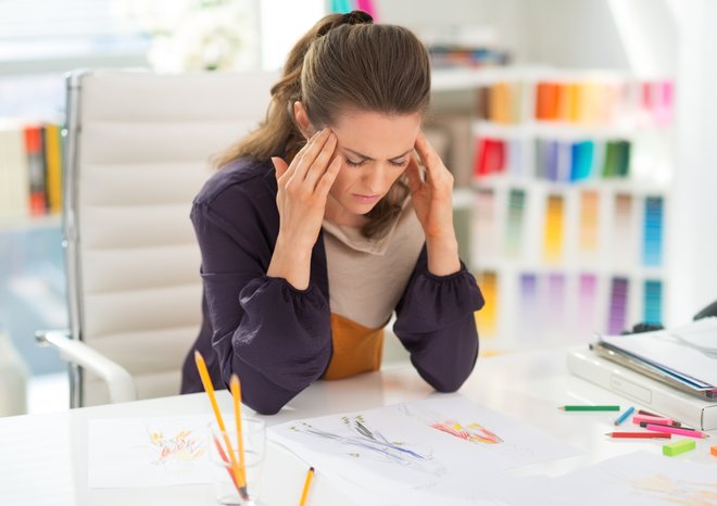 Ljudje, ki trpijo za migrenami, so pogosto nesposobni opravljati delo. FOTO: Shutterstock