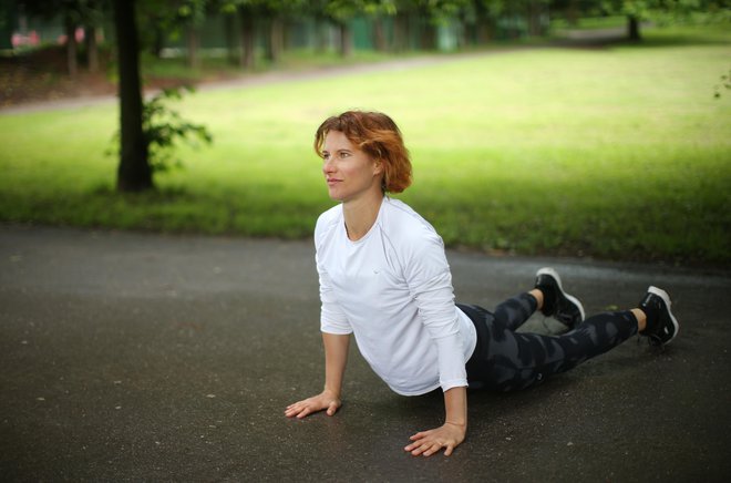 Brigita Langerholc nekdanja atletinja, je danes učiteljica naravnega gibanja, predvsem joge, in izvajalka metode Body reset. FOTO Jure Eržen