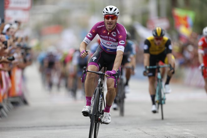 Elia Viviani je tretjič letos, skupno pa četrtič v karieri dobil etapo na Giru. FOTO: Ariel Schalit/AP