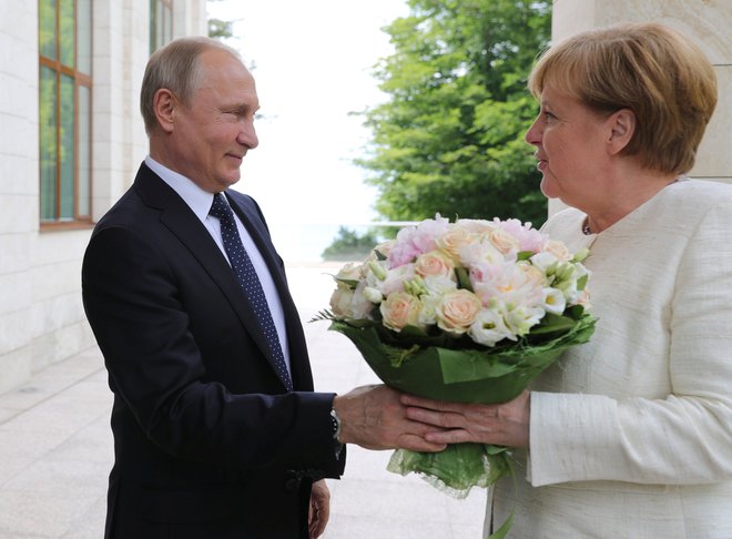 Merklova je Putina pozvala k vplivanju na sirskega voditelja. FOTO: Reuters