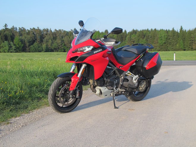 Nova multistrada 1260 S ima več motorne moči, večjo medosno razdaljo, daljšo zadnjo nihajko, novi kolesi in možnost povezovanja s pametnimi napravami. FOTO: Blaž Kondža