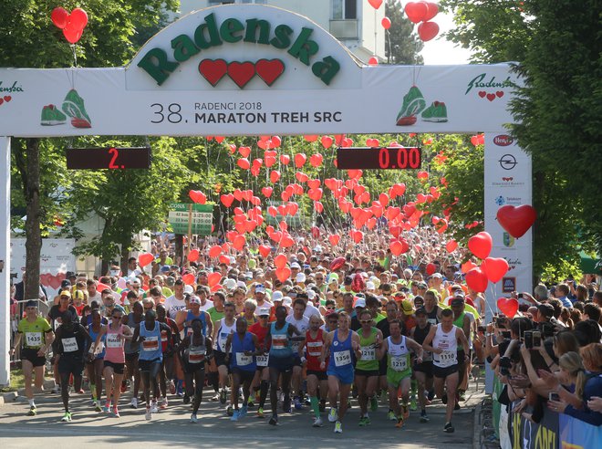 Maratona treh src se letos udeležuje več kot 8000 udeležencev. Foto Tadej Regent/Delo
