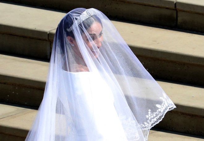 Meghan Markle na stopnicah kapele sv. Jurija. FOTO: Pool/Reuters