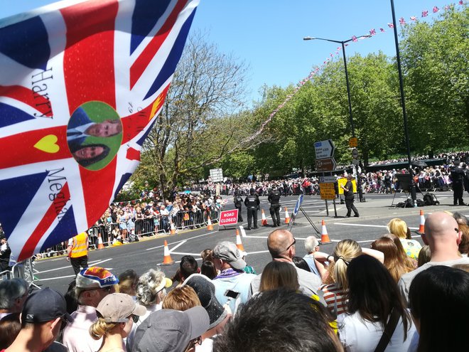 Velika množica v Windsorju je videla kočijo s Harryjem in Meghan. FOTO: Mitja Felc