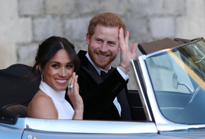 Ob sobotni poroki britanskega princa Harryja in njegove izbranke Meghan Markle je bilo tej novici dneva po svetu posvečenih skoraj šest milijonov tvitov. FOTO: Reuters