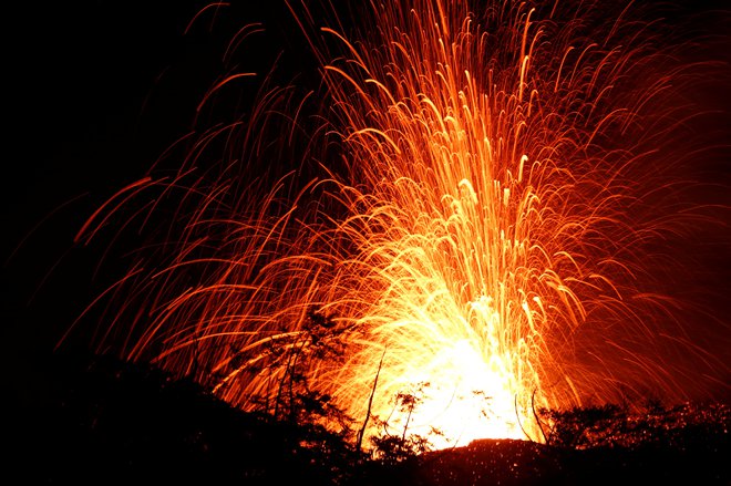 Izbruh lave iz ene izmed lukenj v zemlji. FOTO: Terray Sylvester/Reuters