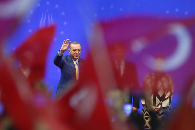 Erdogan je pozval Turke, ki so se izselili v Evropo, naj se ne odpovedo svoji identiteti. FOTO: Dado Ruvic/Reuters