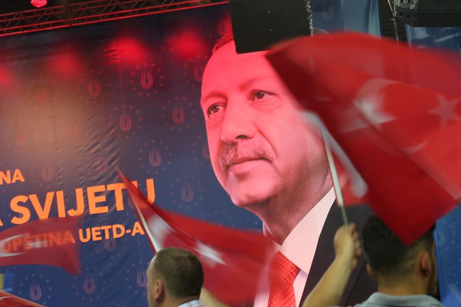 Erdogan je zbrane pozval, naj varujejo svoja vero in jezik:&nbsp;&raquo;Če to izgubite, boste izgubili sebe&laquo;. FOTO: Tomi Lombar/Delo