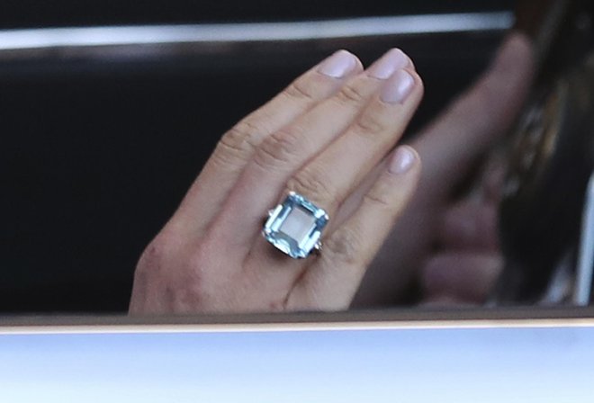 Na roki Meghan Markle se je pred večerno zabavo svetil prstan z akvamarinom, ki ga je zelo rada nosila princesa Diana. FOTO: Steve Parsons/AP