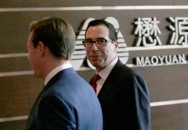 Ameriški finančni minister Steven Mnuchin (desno) je oznanil, da so pogajanja obrodila sadove, saj je trgovinska vojna s Kitajsko odložena. FOTO: Jason Lee/Reuters