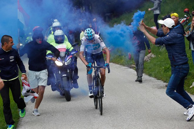 Navijači tudi na kolesarskih dirkah niso vedno uvidevni, tokrat vzpon na Zoncolan ni minil povsem brez incidentov. FOTO: Luca Bettini/Afp