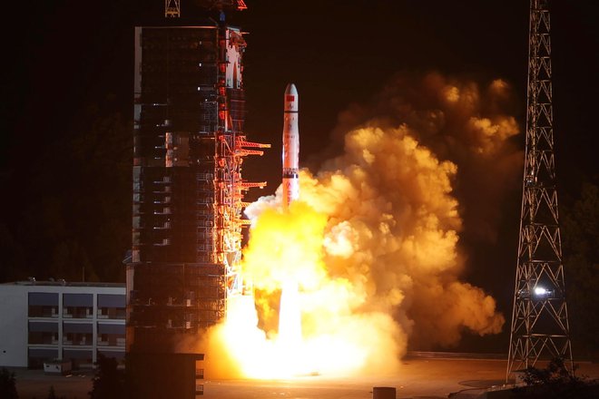 Satelit, poimenovan Queqiao, je v vesolje poletel z izstrelitvenega centra Xichang na jugozahodu Kitajske. FOTO: Afp