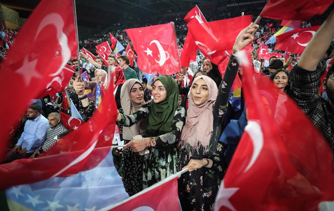 Zbrani v dvorani Zetra so ob mahanju s turškimi zastavami, peli pesmi in ponavljali Erdoganovo ime, manjše skupine pa so pele Erdogan, sultan. FOTO: Oliver Bunic/Afp