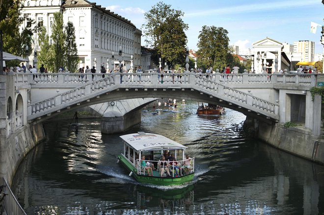 Po Ljubljanici zdaj vozi 15 turističnih ladjic.&nbsp;FOTO: Leon Vidic/Delo