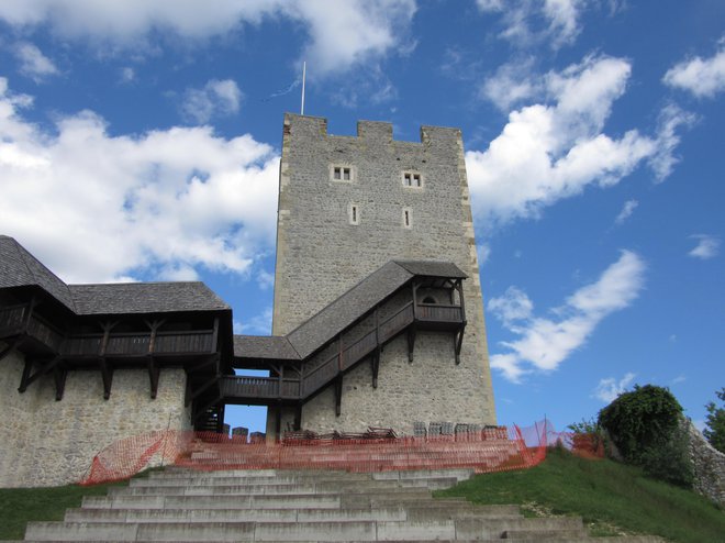 Na občini napovedujejo, da bo obzidje stolpa sanirano v dveh mesecih. FOTO: Špela Kuralt