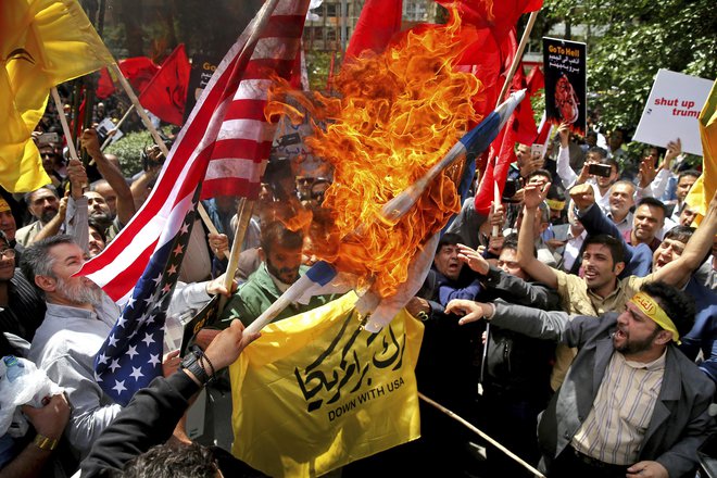 Iran se je ostro odzval na ameriški umik iz jedrskega sporazuma. FOTO: Ebrahim Noroozi/AP