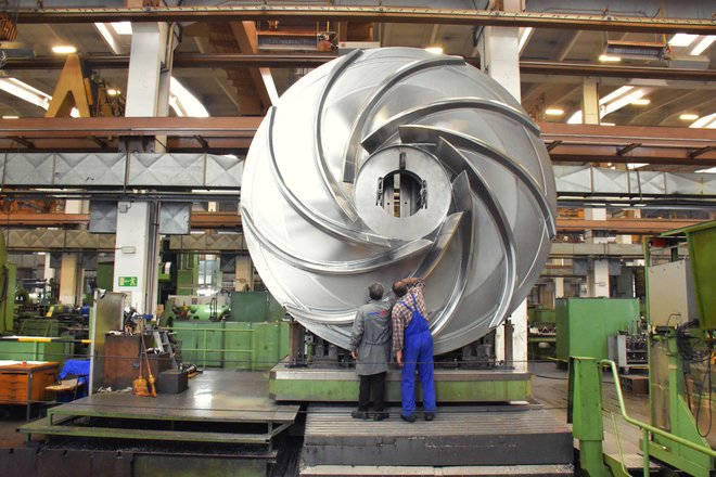Za nadaljevanje gospodarskega vzpona so nujne reforme, so prepričani v GZS. Na fotografiji je gonilnik turbine za hidroelektrarno, ki ga za tujega naročnika izdelujejo v podjetju Litostroj Power. FOTO: Litostroj Power