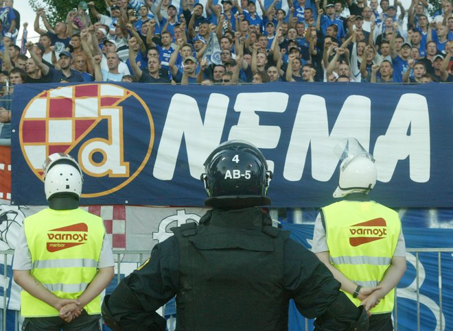 Incident so zagrešili Dinamovi navijači. Foto Jure Eržen/Delo