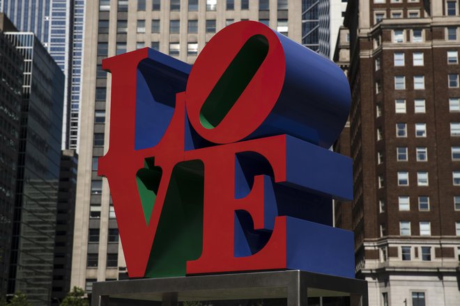 Love v obliki velike skulpture na trgu Johna F. Kennedyja v Philadelphiji. FOTO: AP Pictures