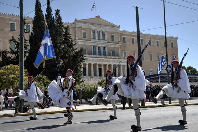 Greek presidential guards parade on March 25, 2017 in Athens, during a military parade marking Greeces Independence Day.  / AFP PHOTO / Eleftherios Elis