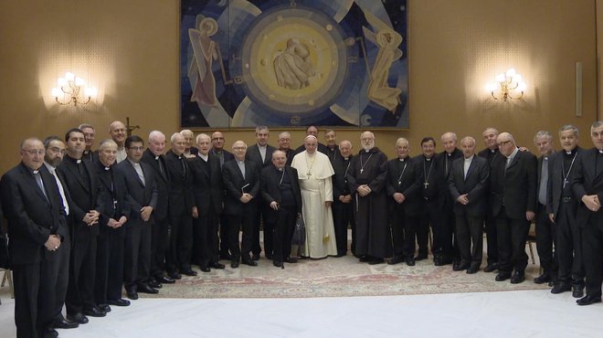 Papež Frančišek s čilskimi škofi med srečanjem v Vatikanu. FOTO: /AP