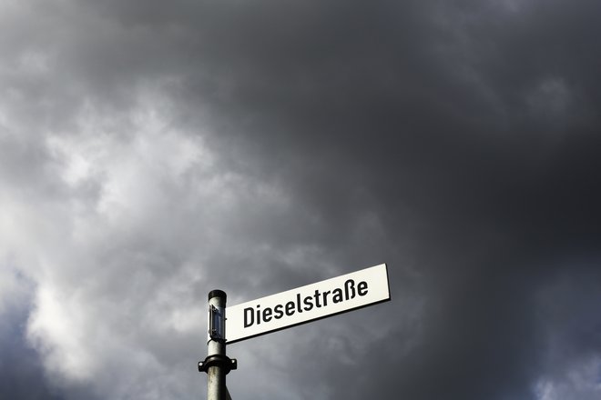 Prepoved je prišla po tem, ko je nemško najvišje upravno sodišče februarja odločilo, da mesta lahko prepovedujejo dizelske avtomobile za boj proti onesnaževanju zraka. FOTO: Markus Schreiber/AP