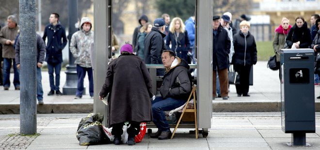 Iz evropske komisije opzarjajo, da se je tveganje revščine in socialne izključenosti znižalo, a ostaja višje od povprečja v EU. FOTO: Roman Šipić