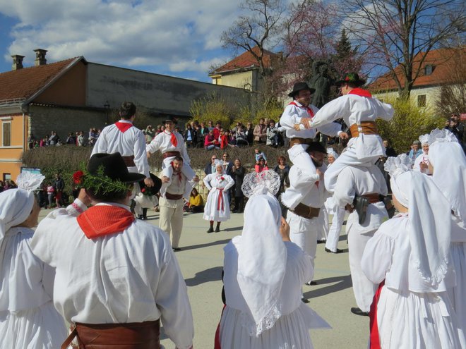 Folklora je pričakovano bolj razširjena na podeželju, v mestih pa je opazen upad članstva. Na fotografiji člani metliške folklorne skupine Ivana Navratila.