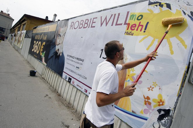 Čeprav se je oglaševanje po vsem svetu že spremenilo v pravo kugo in je zunanje plakatiranje v naših malih merilih še posebno obremenjujoče, vse to, kot kaže, večine Slovencev še ne moti. FOTO: Mavric Pivk