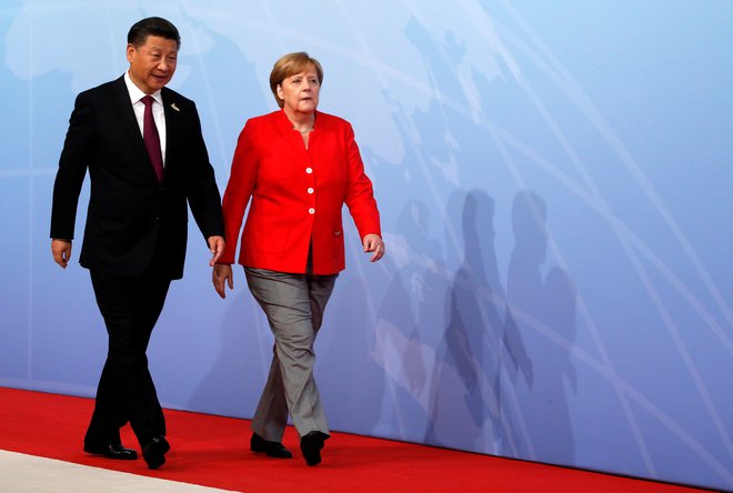 Xi Jinping in Angela Merkel. FOTO: Wolfgang Rattay/Reuters