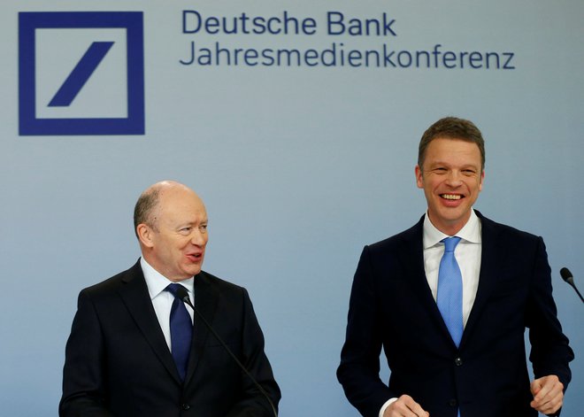 Nekdanji izvršni direktor Deutsche Bank John Cryan in Christian Sewing, ki ga je zamenjal aprila letos. FOTO: Ralph Orlowski/Reuters