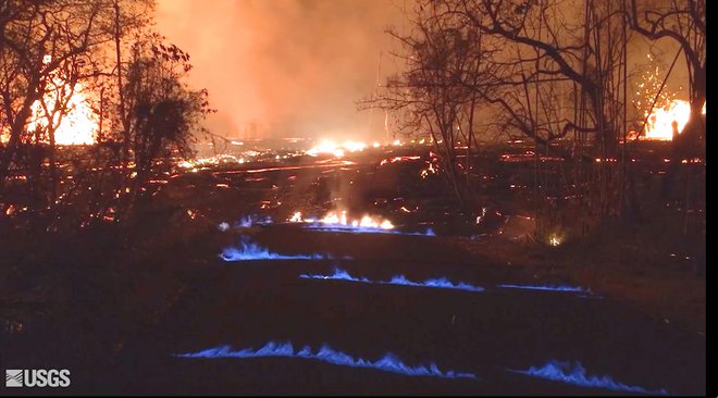 Na nočnih fotografijah, ki so jih v včeraj objavili ameriški geologi, modri plameni gorijo iz razpok v tlaku v soseski Leilani Estates, kjer že zadnje tri tedne bruha vulkan. FOTO: AP