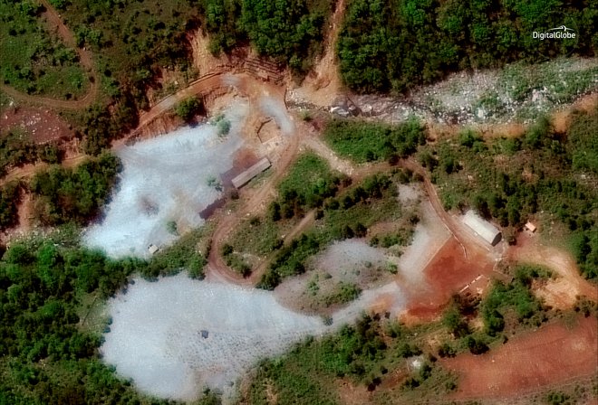 Z &raquo;velikansko eksplozijo&laquo; je bilo v četrtek uničeno jedrsko oporišče Pungje Ri. FOTO: Digitalglobe/Reuters