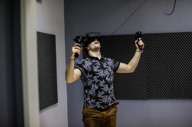 Vsaka od štirih postaj&nbsp;je opremljena s svojim računalnikom z najbolj zmogljivo grafično kartico in z vrhunskimi očali HTC Vive. FOTO: arhiv Virtualista