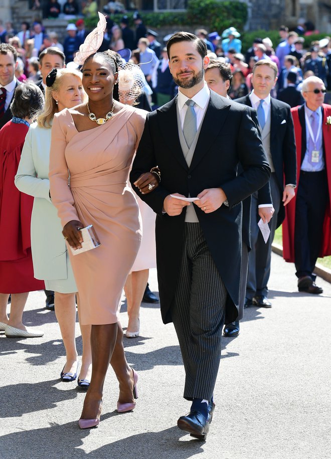 Med pripravami na Roland Garros je Serena Williams z možem Alexisom Ohanianom za kratek čas skočila na Otok in se udeležila kraljevske poroke. Foto AFP
