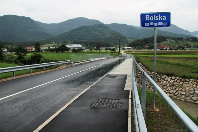 Novi most do Centra varne vožnje AMZS Vransko čez Bolsko je nadomestil starega, ob katerem sta v jesenskih poplavah 2014 v potok s kombijem zapeljala 31-letni inštruktor AMZS in 17-letna sopotnica ter se smrtno ponesrečila. FOTO: Brane Piano/Delo