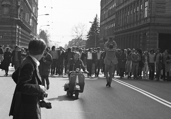 Vespa in demonstracije leta 1971 v središču Ljubljane. FOTO: Franček Drenovec