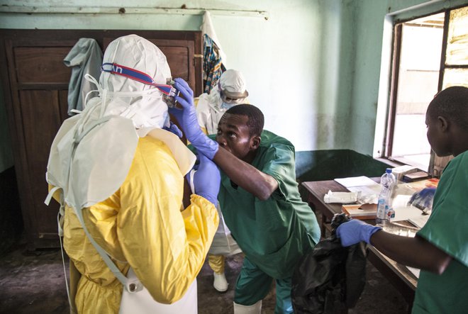 Ebola je izjemno nevarna in nalezljiva bolezen, zato se morajo zdravstveni delavci, ki so najbolj ogroženi, pri stikih z okuženimi popolnoma zaščititi. FOTO AP