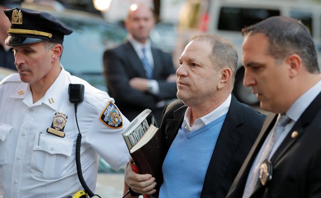 Weinstein se je predal policiji. FOTO: Lucas Jackson/Reuters