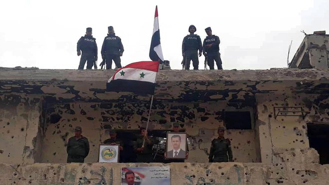Sirski vojaki in policisti po zasedbi ene zadnjih utrdb Islamske države v bližini Damaska. FOTO: SANA via AP