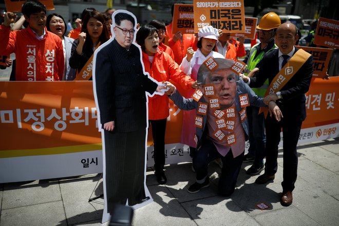 V Seulu je skupina mirovnikov pred ameriškim veleposlaništvom protestirala zaradi odločitve Donalda Trumpa. FOTO: Reuters