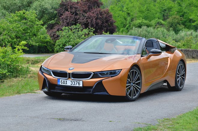 BMW i8 je bil najprej kupe, zdaj je še roadster z zložljivo platneno streho. Zmogljivosti precej butičnega hibridno gnanega šport­nika so se še povečale. FOTO: Gašper Boncelj