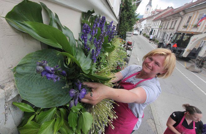 Cvetličarji iz sekcije pri Obrtno-podjetniški zbornici Slovenije so na državnem prvenstvu v Kamniku krasili mestne portale s cvetjem v barvah alpskih travnikov.
