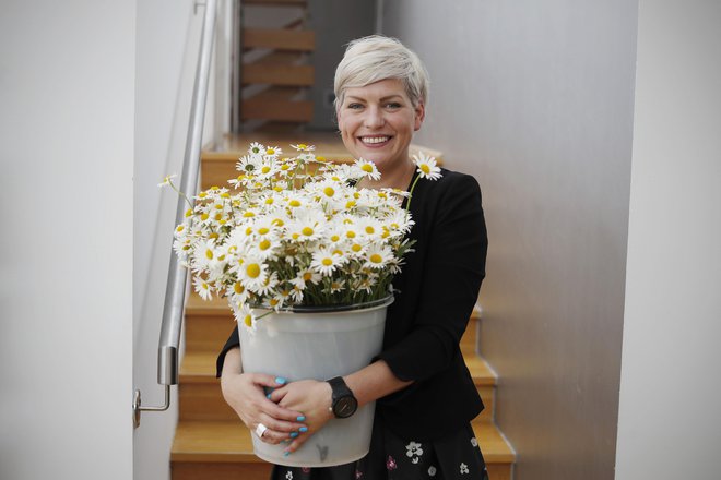 Vesna Pajić iz Hiše eksperimentov ima polne roke cvetja in dela, ker se skupaj s partnerji pripravljajo na Noč ima svojo moč, v Hiši pa tudi na deseti Znanstival, ki se začne 1. junija.