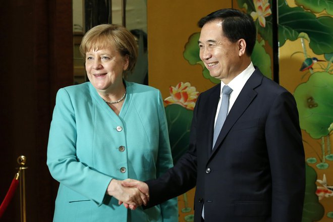 Angela Merkel&nbsp; z Li Xijem v Shenzenu.<br />
FOTO: ReutersFOTO: Bobby Yip/Reuters
